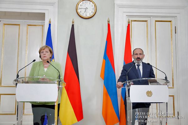 Премьер-министр Армении Никол Пашинян и канцлер Германии Ангела Меркель на совместной пресс-конференции (24 августа 2018). Еревaн Премьер-министр Армении Никол Пашинян и канцлер Германии Ангела Меркель на совместной пресс-конференции (24 августа 2018). Еревaн - Sputnik Армения