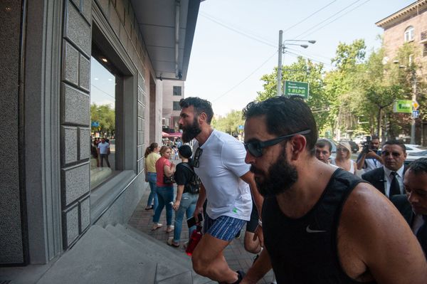 Ден Билзерян на шоппинге в столице (27 августа 2018). Еревaн Ден Билзерян на шоппинге в столице (27 августа 2018). Еревaн - Sputnik Армения