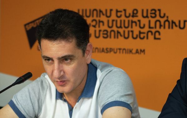 Эдуард Топчян на пресс-конференции, посвященной театрализованному концертному исполнению опер Дж. Пуччини Плащ и Р. Леонкавалло Паяцы Эдуард Топчян на пресс-конференции, посвященной театрализованному концертному исполнению опер Дж. Пуччини Плащ и Р. Леонкавалло Паяцы - Sputnik Армения