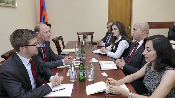 Председатель постоянной комиссии по внешним связям парламента Армении Армен Ашотян встретился с депутатом Европарламента, членом комиссии по внешним отношениям Мартином Зоннеборном (27 августа 2018). Еревaн - Sputnik Армения
