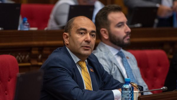 Депутат от фракции Елк Эдмон Марукян на внеочередном заседании НС (28 августа 2018). Еревaн - Sputnik Армения