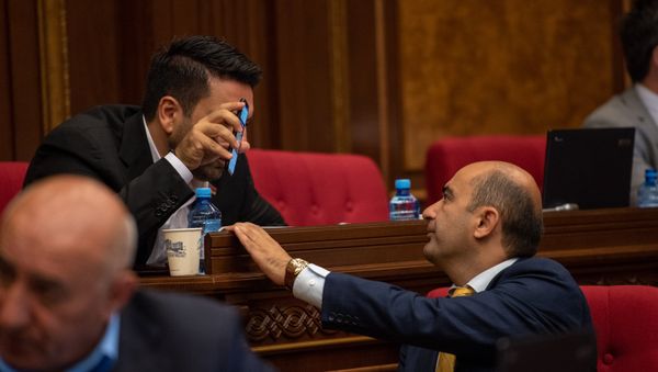 Депутаты от фракции Елк Ален Симонян и Эдмон Марукян на внеочередном заседании НС (28 августа 2018). Еревaн - Sputnik Армения