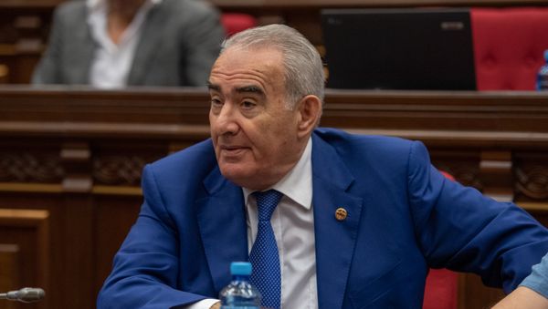 Депутат от фракции РПА Галуст Саакян на внеочередном заседании НС (28 августа 2018). Еревaн - Sputnik Արմենիա