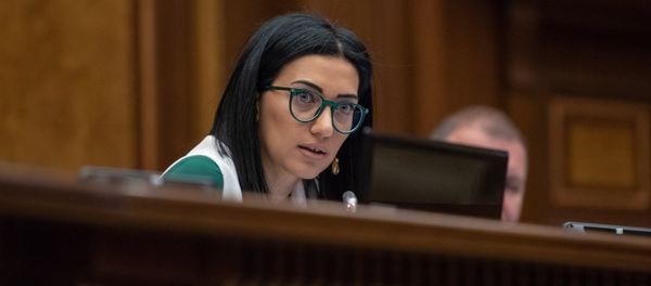 Вице-спикер Парламента Армении Арпине Ованнисян на внеочередном заседании НС (28 августа 2018). Еревaн Вице-спикер Парламента Армении Арпине Ованнисян на внеочередном заседании НС (28 августа 2018). Еревaн - Sputnik Արմենիա