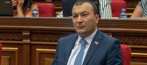 Депутат от фракции Царукян Ваге Энфиаджян на внеочередном заседании НС (28 августа 2018). Еревaн Депутат от фракции Царукян Ваге Энфиаджян на внеочередном заседании НС (28 августа 2018). Еревaн - Sputnik Армения