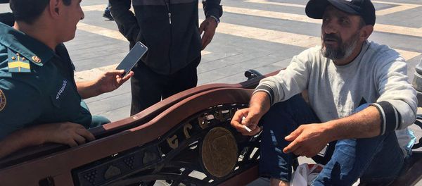 Армен Ераносян пригвоздил себя на скамью на Площади Республики - Sputnik Армения