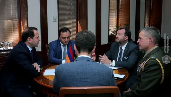 Министр обороны РА Давид Тоноян принял в АРМЕНИИ чрезвычайного и полномочного посла США Ричарда Миллса и  новоназначенного военного атташе посольства США в АРМЕНИИ, полковника Джеймса Томсона - Sputnik Армения