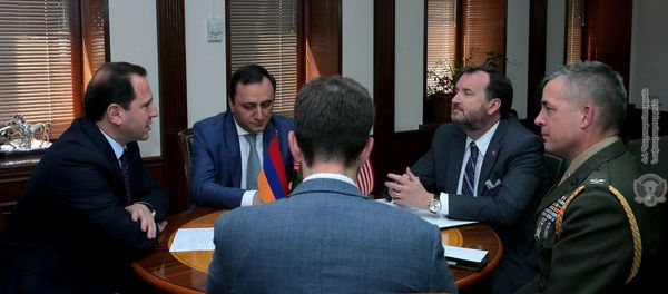 Министр обороны РА Давид Тоноян принял в АРМЕНИИ чрезвычайного и полномочного посла США Ричарда Миллса и  новоназначенного военного атташе посольства США в АРМЕНИИ, полковника Джеймса Томсона - Sputnik Армения