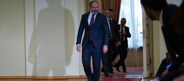 Премьер-министр Никол Пашинян перед вручением подарков детям - участникам мендународных олимпиад (31 августа 2018). Еревaн - Sputnik Армения