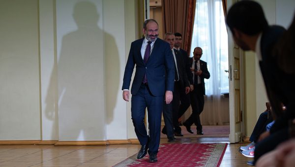 Премьер-министр Никол Пашинян перед вручением подарков детям - участникам мендународных олимпиад (31 августа 2018). Еревaн - Sputnik Արմենիա