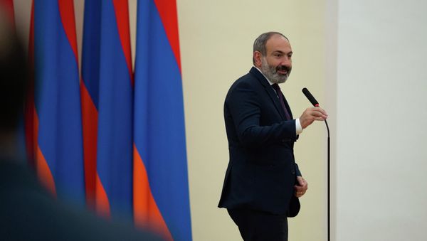 Премьер-министр Никол Пашинян перед вручением подарков детям - участникам мендународных олимпиад (31 августа 2018). Еревaн - Sputnik Армения