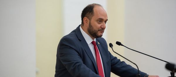 Министр образования и науки Араик Арутюнян перед вручением подарков детям - участникам мендународных олимпиад (31 августа 2018). Еревaн - Sputnik Армения