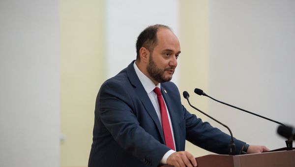 Министр образования и науки Араик Арутюнян перед вручением подарков детям - участникам мендународных олимпиад (31 августа 2018). Еревaн Министр образования и науки Араик Арутюнян перед вручением подарков детям - участникам мендународных олимпиад (31 августа 2018). Еревaн - Sputnik Армения