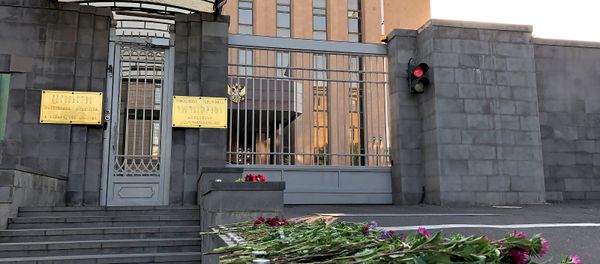 У Российского посольства в Армении возложили цветы в память об Иосифе Кобзоне (31 августа 2018). Еревaн У Российского посольства в Армении возложили цветы в память об Иосифе Кобзоне (31 августа 2018). Еревaн - Sputnik Армения