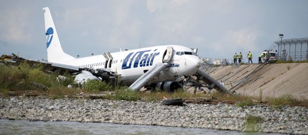 Совершивший аварийную посадку самолет Boeing 737-800 авиакомпаниии Utair (1 сентября 2018). Сочи - Sputnik Армения