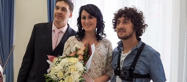 Полузащитник казанской команды Хорен Байрамян сделал сюрприз для болельщицы и приехал к ней на свадьбу Полузащитник казанской команды Хорен Байрамян сделал сюрприз для болельщицы и приехал к ней на свадьбу - Sputnik Армения