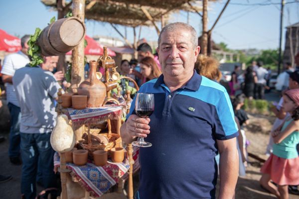 Винодел Грайр Хачатрян на фестивале вина и культуры в Аштараке Винодел Грайр Хачатрян на фестивале вина и культуры в Аштараке - Sputnik Армения