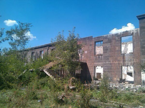 Полуразрушенное здание бывшего военного госпиталя в квартале Северский, Гюмри - Sputnik Արմենիա