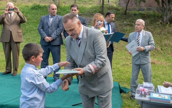 Генеральный директор ЮКЖД Сергей Валько вручил подарки школьникам села Фиолетово, Лори - Sputnik Армения