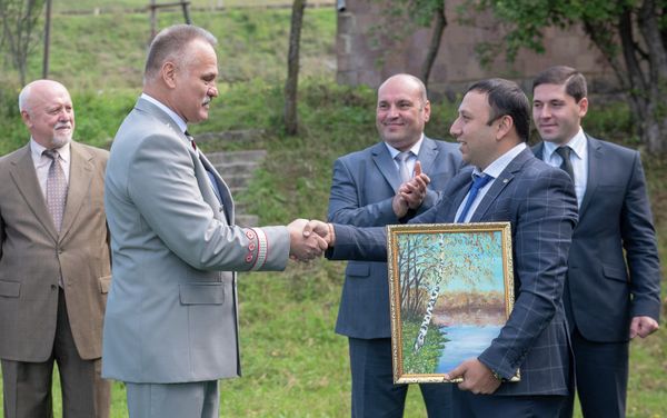 Директор школы села Фиолетово Арам Казарян подарил ген.директору ЮКЖД Сергею Валько картину - Sputnik Армения