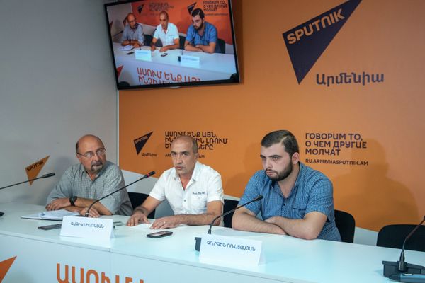 Пресс-конференция Гагика Симоняна Скандал в армянском футболе, о котором боялись говорить больше двух лет Пресс-конференция Гагика Симоняна Скандал в армянском футболе, о котором боялись говорить больше двух лет - Sputnik Армения