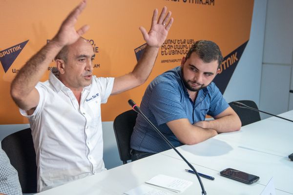 Гагик Симонян и Гурген Рустамян на пресс-конференции Скандал в армянском футболе, о котором боялись говорить больше двух лет Гагик Симонян и Гурген Рустамян на пресс-конференции Скандал в армянском футболе, о котором боялись говорить больше двух лет - Sputnik Армения