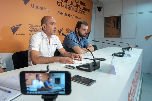 Гагик Симонян и Гурген Рустамян на пресс-конференции Скандал в армянском футболе, о котором боялись говорить больше двух лет Гагик Симонян и Гурген Рустамян на пресс-конференции Скандал в армянском футболе, о котором боялись говорить больше двух лет - Sputnik Армения