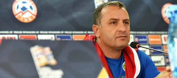 Главный тренер сборной Армении по футболу Вардан Минасян на пресс-конференции (5 сентября 2018). Еревaн - Sputnik Արմենիա