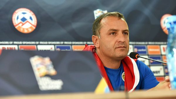 Главный тренер сборной Армении по футболу Вардан Минасян на пресс-конференции (5 сентября 2018). Еревaн - Sputnik Армения