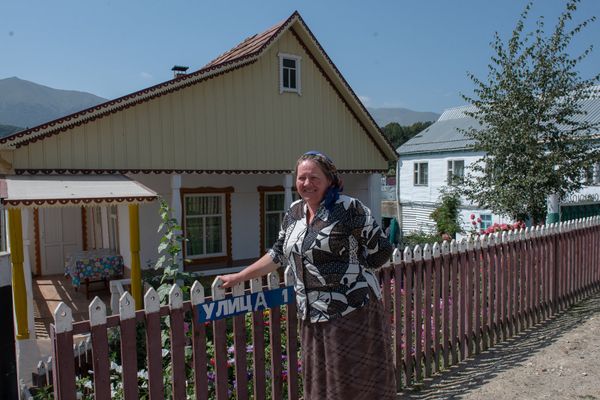 Житель села Фиолетово Наталья Максимовна перед гостевым домом Житель села Фиолетово Наталья Максимовна перед гостевым домом - Sputnik Армения