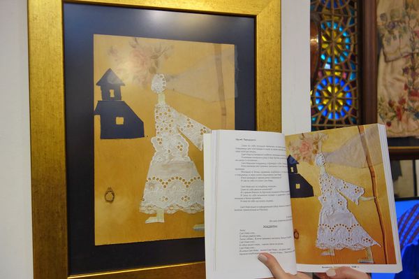 Эскиз костюма Монахиня в экспозиции ереванского Музея Параджанова и разворот сборника Эскиз костюма Монахиня в экспозиции ереванского Музея Параджанова и разворот сборника - Sputnik Армения