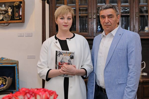 Составители сборника - Вероника Журавлёва и Виген Бархударян Составители сборника - Вероника Журавлёва и Виген Бархударян - Sputnik Армения