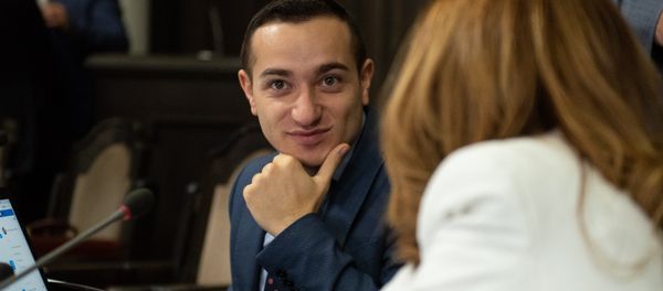 Министры диаспоры Мхитар Айрапетян и культуры Лилит Макунц на заседании правительства Армении (6 сентября 2018). Еревaн - Sputnik Армения