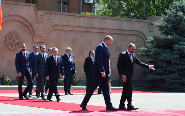 Встреча премьер-министра Армении Никола Пашиняна и премьер-министра Грузии Мамуки Бахтадзе (10 сентября 2018). Еревaн - Sputnik Армения