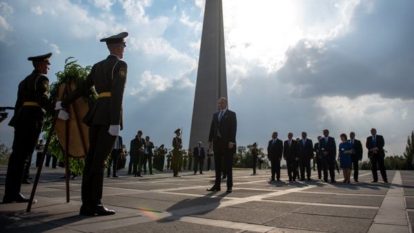 Посещение мемориала жертвам Геноцида армян 1915 года премьер-министром Грузии Мамуки Бахтадзе (10 сентября 2018). Еревaн - Sputnik Արմենիա