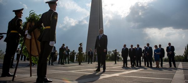 Посещение мемориала жертвам Геноцида армян 1915 года премьер-министром Грузии Мамуки Бахтадзе (10 сентября 2018). Еревaн - Sputnik Արմենիա