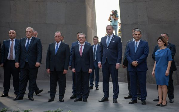 Վրաստանի վարչապետը հարգանքի տուրք մատուցեց հայոց ցեղասպանության զոհերին - Sputnik Արմենիա