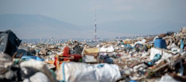 Мусорная свалка в Нубарашене Мусорная свалка в Нубарашене - Sputnik Армения