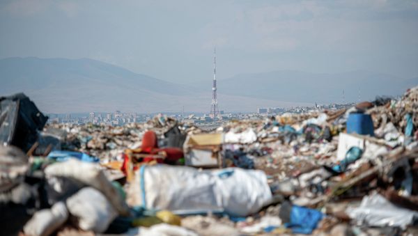 Мусорная свалка в Нубарашене - Sputnik Армения