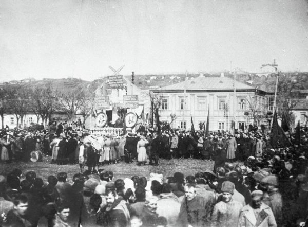 Революционный митинг в городе Бердянске на Интернациональной площади в 1919 году. Революционный митинг в городе Бердянске на Интернациональной площади в 1919 году. - Sputnik Армения