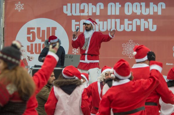 Санта-Клаусы пробежали 5км, принимая участие в благотворительном марафоне в Ереване Санта-Клаусы пробежали 5км, принимая участие в благотворительном марафоне в Ереване - Sputnik Армения