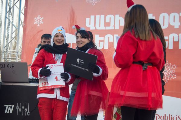 Санта-Клаусы пробежали 5км, принимая участие в благотворительном марафоне в Ереване Санта-Клаусы пробежали 5км, принимая участие в благотворительном марафоне в Ереване - Sputnik Армения