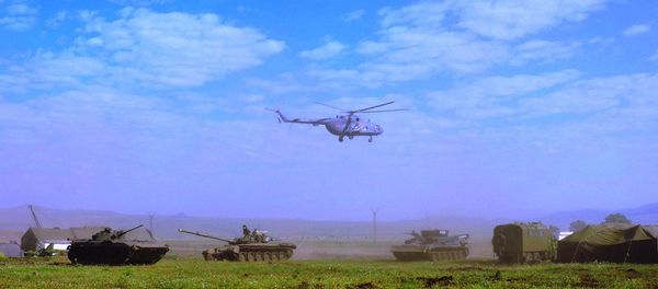 Мотострелки соединения ЮВО в Армении провели совместное учение с молодыми летчиками армейской авиации Мотострелки соединения ЮВО в Армении провели совместное учение с молодыми летчиками армейской авиации - Sputnik Армения