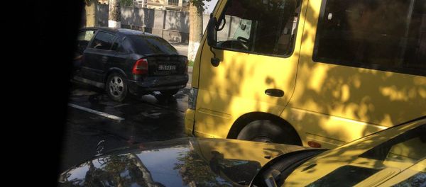 В Ереване автобус врезался в машину - Sputnik Արմենիա