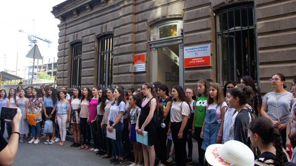 Митинг около здания молодых певцов (15 сентября 2018 года) - Sputnik Արմենիա