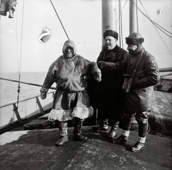 Старый ненец, Степан Васильевич Востротин и Иосиф Лорис-Меликов на борту судна «Правильный» во время экспедиции Ф.Нансена по Сибири - Sputnik Армения