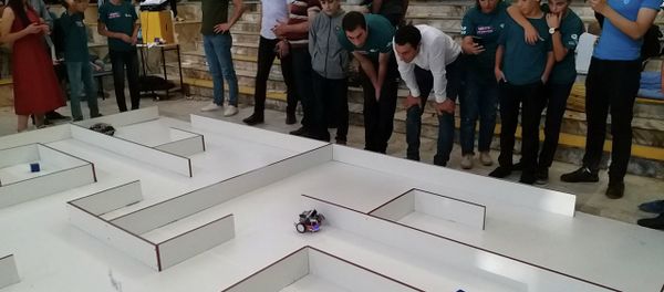 Конкурс ArmRobotics 2018: роботы армянских школьников проходят лабиринт и взрывают воздушные шарики Конкурс ArmRobotics 2018: роботы армянских школьников проходят лабиринт и взрывают воздушные шарики - Sputnik Армения