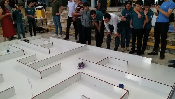 Конкурс ArmRobotics 2018: роботы армянских школьников проходят лабиринт и взрывают воздушные шарики - Sputnik Армения