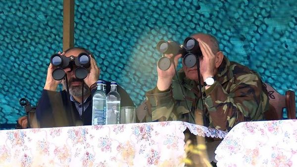 Премьер-министр Армении Никол Пашинян и президент Карабаха Бако Саакян посетили северный участок границы (18 сентября 2018). Карабах Премьер-министр Армении Никол Пашинян и президент Карабаха Бако Саакян посетили северный участок границы (18 сентября 2018). Карабах - Sputnik Армения