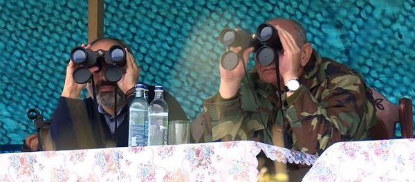 Премьер-министр Армении Никол Пашинян и президент Карабаха Бако Саакян посетили северный участок границы (18 сентября 2018). Карабах Премьер-министр Армении Никол Пашинян и президент Карабаха Бако Саакян посетили северный участок границы (18 сентября 2018). Карабах - Sputnik Армения